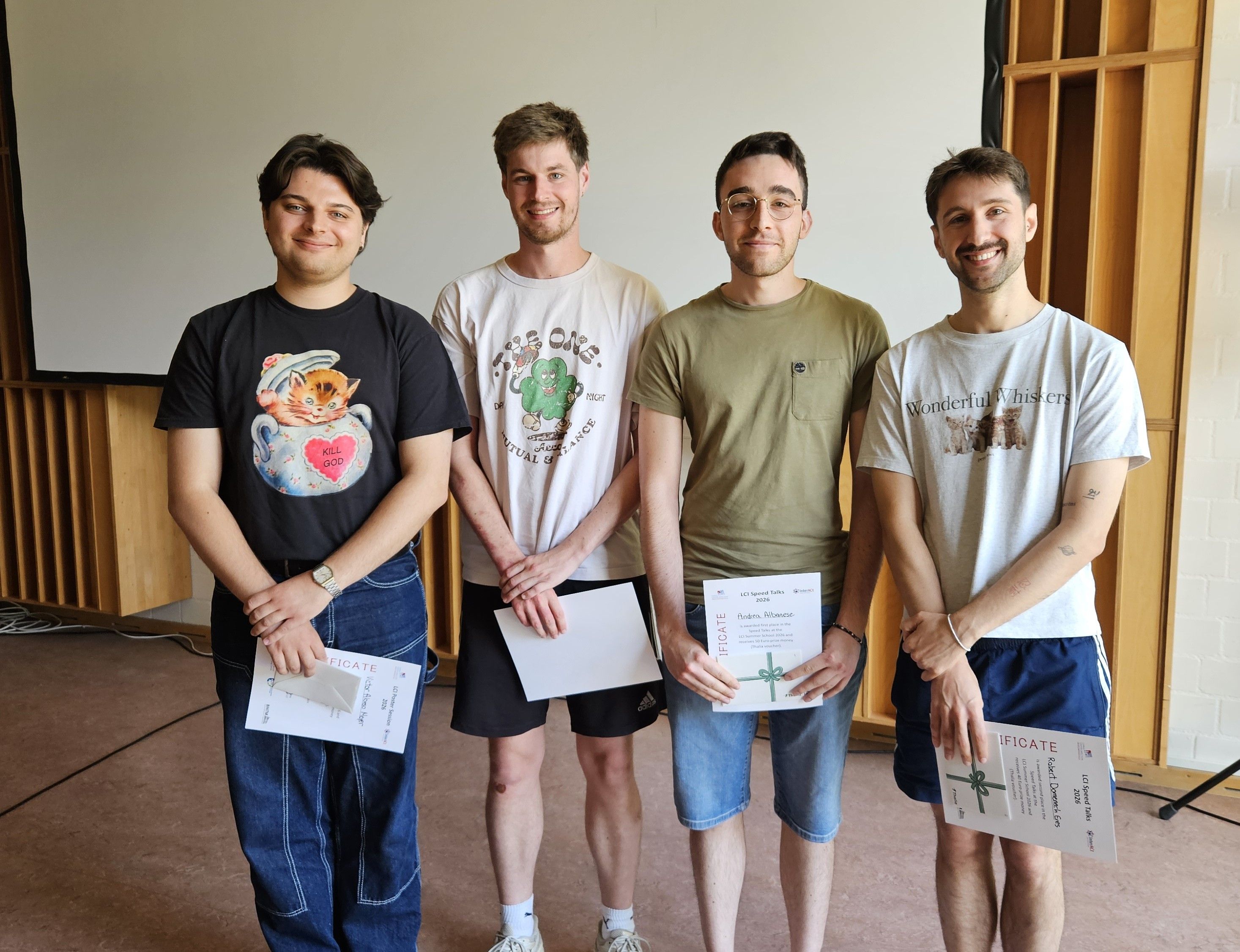 Die diesjährigen Preisträger der LCI Summer School 2026. Von links nach rechts: Victor Alonso Meyer (Best Poster, BNITM), Lars Frenzel (3. Platz Speed Talks, BNITM), Andrea Salvatore Albanese (1. Platz Speed Talks, LIV) und Robert Domènech Eres (2. Platz Speed Talks, BNITM).